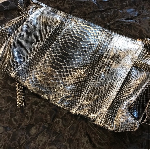 Gucci Python Histeria Clutch - Picture 16 of 16